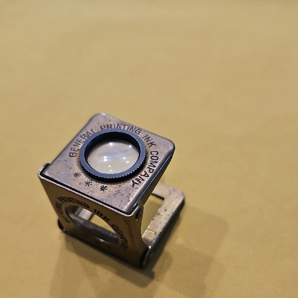 Vintage ▪︎ Folding Magnifying Loupe ▪︎ General Printing Ink Company 🔎